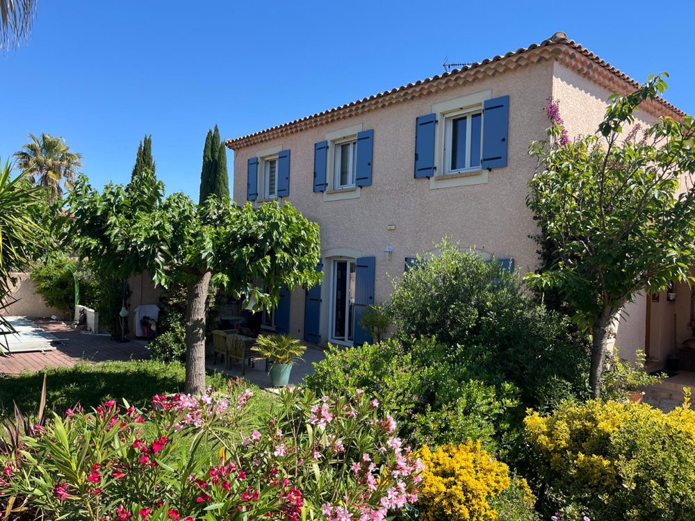 Maison provençale avec volets battants bleus sous un ciel d’été, posés par Elyz Menuiserie